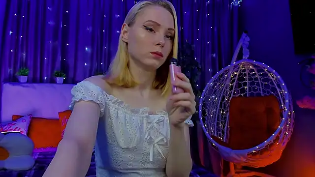 Snapshot of Gina_Gina_love chatting on 02-15-26, 01:06 Gina Gina love online show from 02-15-26, 01:06