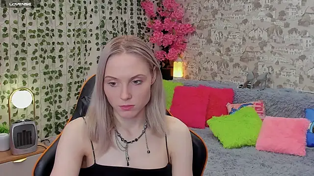 Snapshot of Gina_Gina_love chatting on 05-27-26, 01:57 Gina Gina love online show from 05-27-26, 01:57