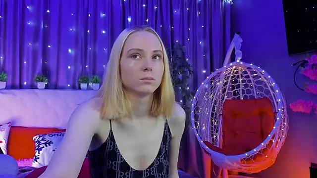 Snapshot of Gina_Gina_love chatting on 02-14-26, 01:06 Gina Gina love online show from 02-14-26, 01:06