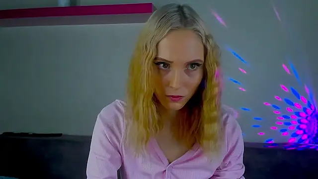 Gina Gina love online show from 12-22-25, 11:10