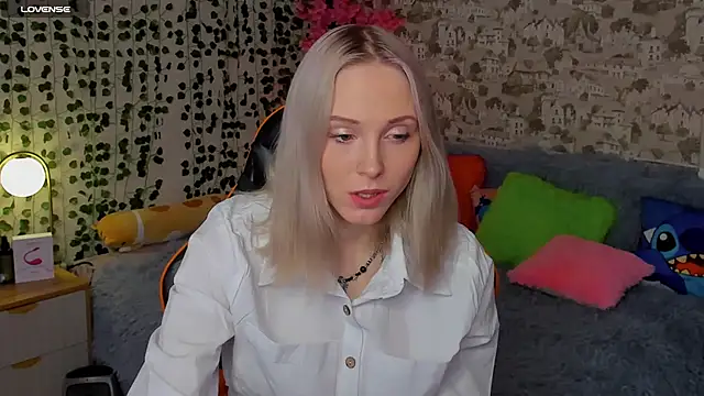 Snapshot of Gina_Gina_love chatting on 05-26-26, 01:04 Gina Gina love online show from 05-26-26, 01:04