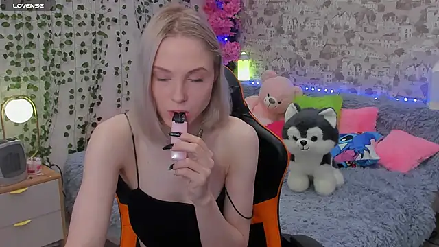 Snapshot of Gina_Gina_love chatting on 06-10-26, 02:24 Gina Gina love online show from 06-10-26, 02:24