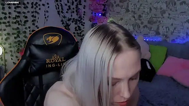 Snapshot of Gina_Gina_love chatting on 06-11-26, 01:38 Gina Gina love online show from 06-11-26, 01:38