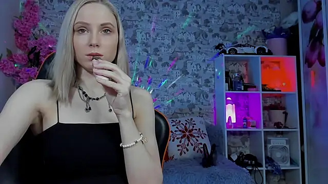 Gina Gina love online show from 04-15-26, 01:22