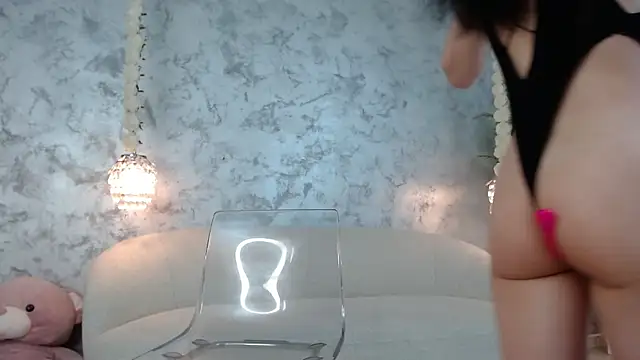 SilviaVanda online show from 04-18-26, 06:05