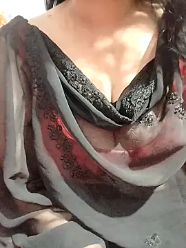 Snapshot of hottyrose69 chatting on 02-25-26, 03:45 hottyrose69 online show from 02-25-26, 03:45