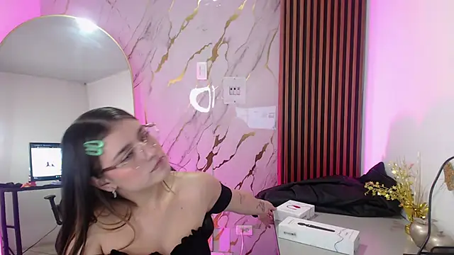 Snapshot of Diamond_juliana chatting on 04-18-26, 03:53 Diamond juliana online show from 04-18-26, 03:53