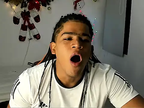 Snapshot of alex_balck chatting on 12-17-25, 11:04 alex balck online show from 12-17-25, 11:04