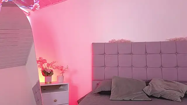 Snapshot of DulceRouss chatting on 12-18-25, 11:47 DulceRouss online show from 12-18-25, 11:47