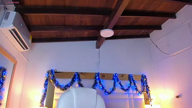 Zoei Moon online show from 12-16-25, 07:18