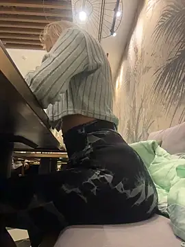 Betsy online show from 12-15-25, 04:13