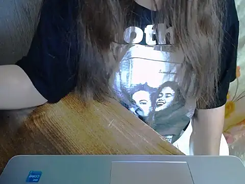 Snapshot of maian_love chatting on 05-20-26, 07:11 maian love online show from 05-20-26, 07:11