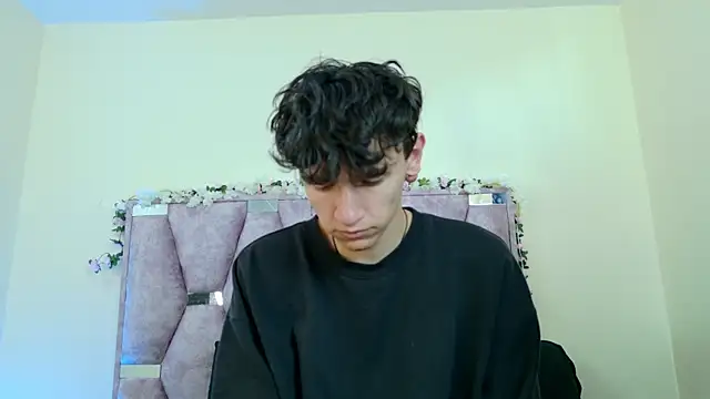 Snapshot of iris_and_damian chatting on 01-17-26, 05:27 iris and damian online show from 01-17-26, 05:27