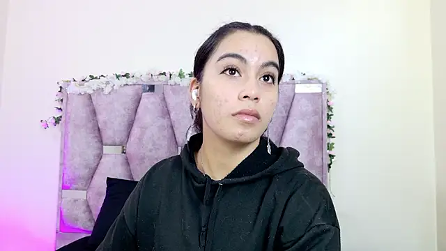 Snapshot of iris_and_damian chatting on 02-25-26, 05:13 iris and damian online show from 02-25-26, 05:13