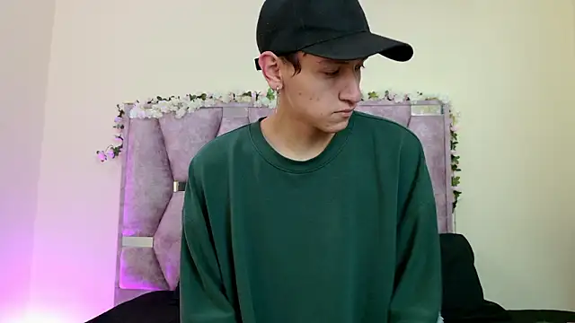 Snapshot of iris_and_damian chatting on 02-17-26, 05:21 iris and damian online show from 02-17-26, 05:21