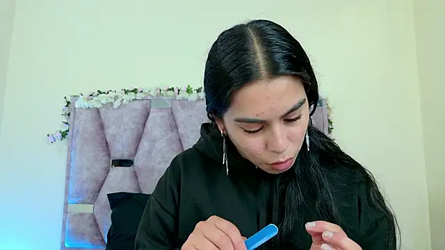 Snapshot of iris_and_damian chatting on 02-14-26, 05:24 iris and damian online show from 02-14-26, 05:24