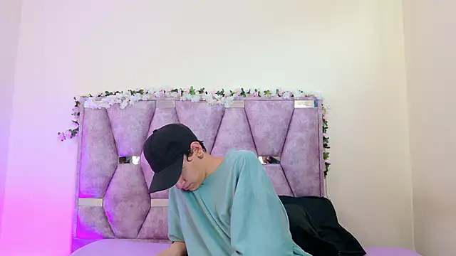 Snapshot of iris_and_damian chatting on 02-28-26, 05:23 iris and damian online show from 02-28-26, 05:23