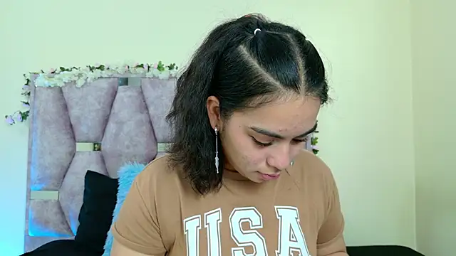 Snapshot of iris_and_damian chatting on 02-19-26, 05:21 iris and damian online show from 02-19-26, 05:21