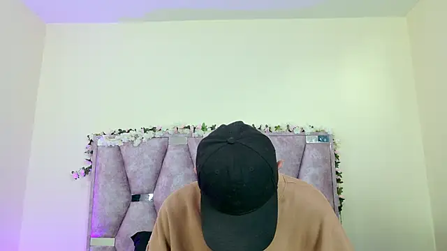 Snapshot of iris_and_damian chatting on 02-18-26, 05:20 iris and damian online show from 02-18-26, 05:20