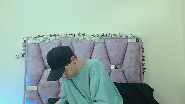 Snapshot of iris_and_damian chatting on 02-13-26, 05:24 iris and damian online show from 02-13-26, 05:24