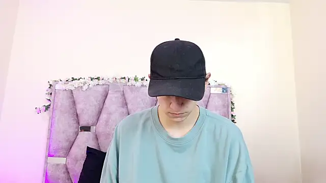 Snapshot of iris_and_damian chatting on 02-26-26, 05:13 iris and damian online show from 02-26-26, 05:13