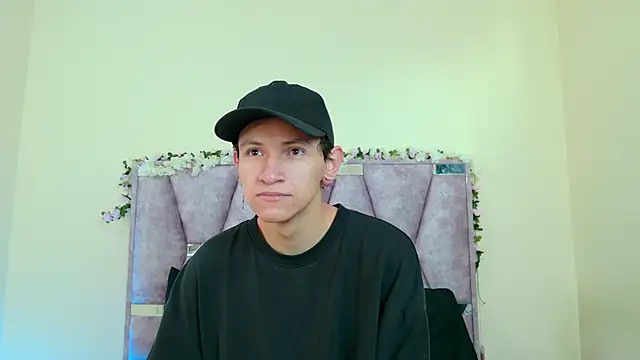 Snapshot of iris_and_damian chatting on 02-09-26, 05:22 iris and damian online show from 02-09-26, 05:22