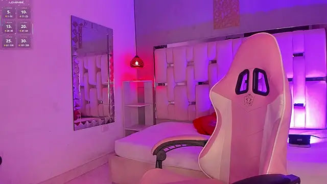 Snapshot of CloeMoon chatting on 12-05-25, 04:55 CloeMoon online show from 12-05-25, 04:55