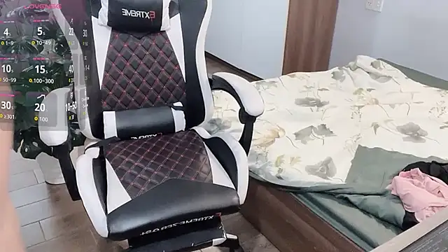 Snapshot of Ni-Ni_2K chatting on 12-21-25, 12:35 Ni-Ni 2K online show from 12-21-25, 12:35