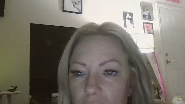 Snapshot of sinfulsara chatting on 12-04-25, 10:36 sinfulsara online show from 12-04-25, 10:36