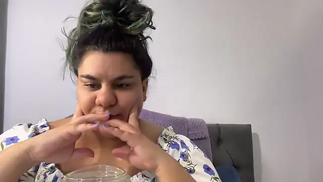 Snapshot of YoungCurvyLeah chatting on 08-01-26, 09:24 YoungCurvyLeah online show from 08-01-26, 09:24