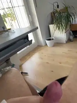 hannes256102 online show from 04-05-26, 09:38