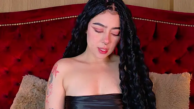 Snapshot of TaniaRedd_ chatting on 12-14-25, 02:11 TaniaRedd online show from 12-14-25, 02:11