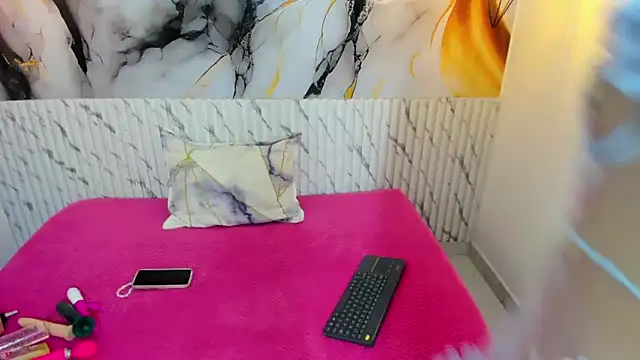 VioletaSweett1 online show from 02-10-26, 06:40