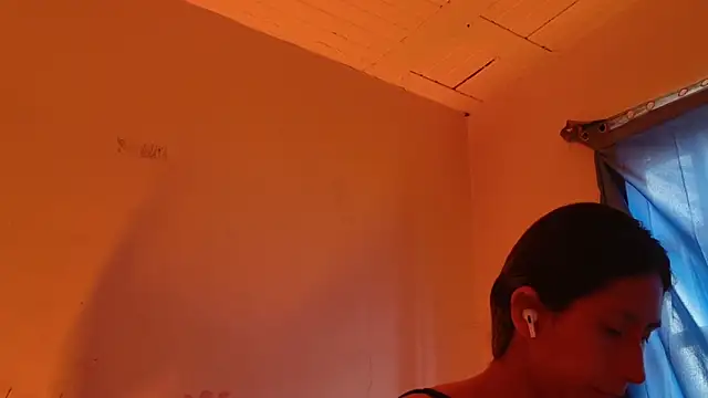 Snapshot of MoonLipsON- chatting on 05-08-26, 05:06 MoonLipsON- online show from 05-08-26, 05:06