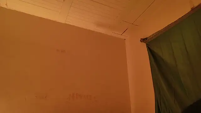 Snapshot of MoonLipsON- chatting on 05-19-26, 01:43 MoonLipsON- online show from 05-19-26, 01:43