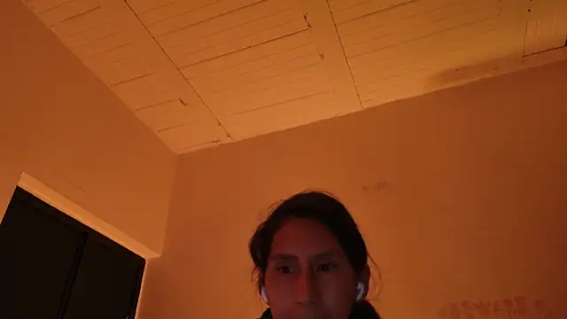 Snapshot of MoonLipsON- chatting on 06-11-26, 12:54 MoonLipsON- online show from 06-11-26, 12:54