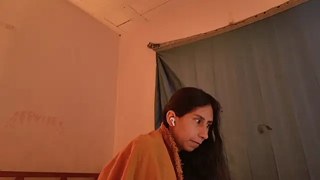 Snapshot of MoonLipsON- chatting on 05-12-26, 11:44 MoonLipsON- online show from 05-12-26, 11:44