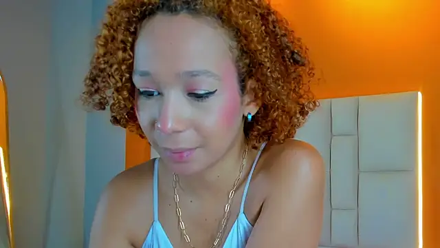 Snapshot of EmmaLawrence_ chatting on 04-19-26, 03:51 EmmaLawrence online show from 04-19-26, 03:51