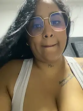 Snapshot of YenthCorona chatting on 07-17-26, 02:20 YenthCorona online show from 07-17-26, 02:20