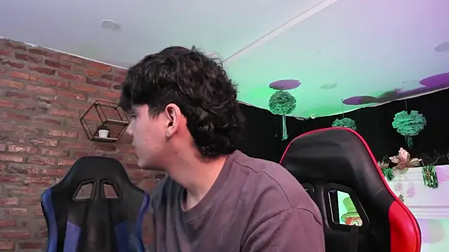 HotThreesoome online show from 03-19-26, 01:00