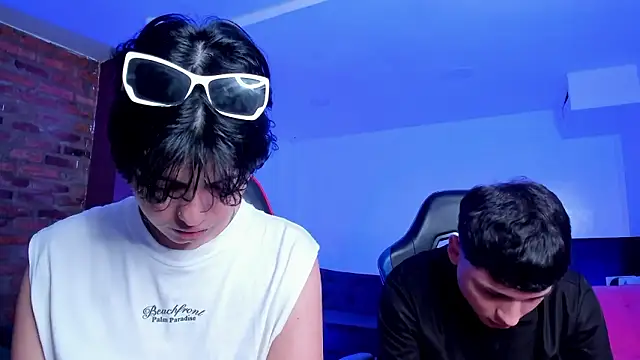 HotThreesoome online show from 03-11-26, 12:21