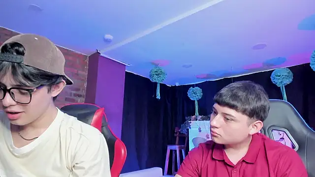 HotThreesoome online show from 03-21-26, 12:42