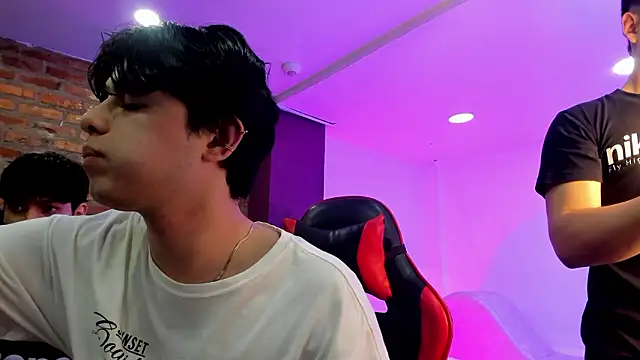 HotThreesoome online show from 03-25-26, 12:37