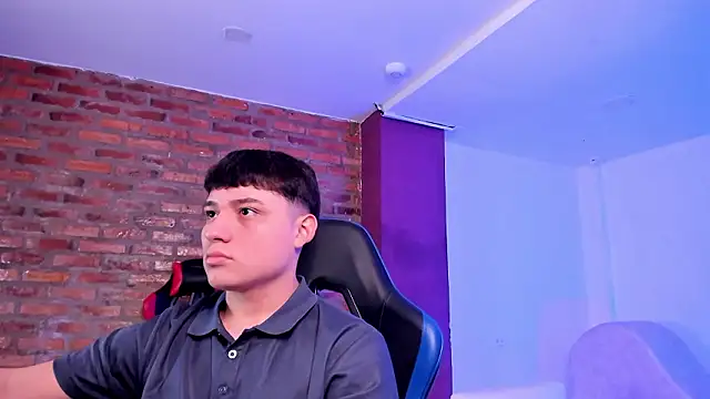 HotThreesoome online show from 03-26-26, 12:47