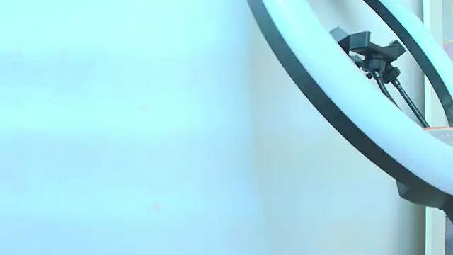 Snapshot of AprillRoss chatting on 12-20-25, 12:30 AprillRoss online show from 12-20-25, 12:30