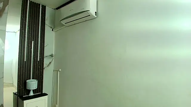 Snapshot of AprillRoss chatting on 12-22-25, 11:54 AprillRoss online show from 12-22-25, 11:54