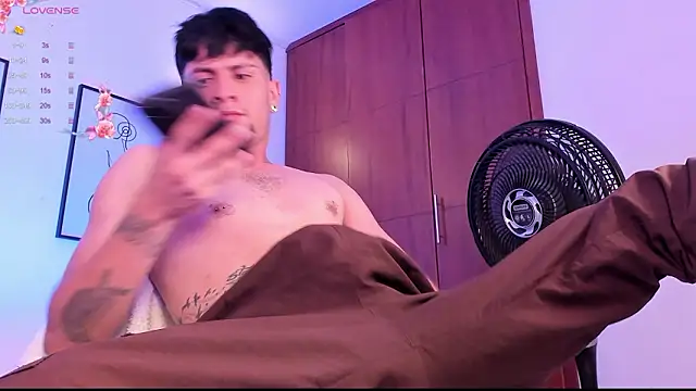 Snapshot of vaalentiino chatting on 02-20-26, 06:26 vaalentiino online show from 02-20-26, 06:26