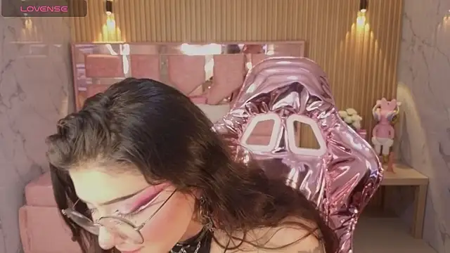 Snapshot of miss_devil_s chatting on 02-13-26, 03:06 miss devil s online show from 02-13-26, 03:06