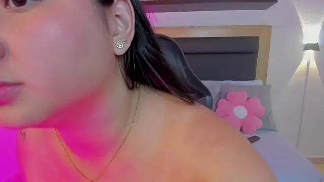 Snapshot of nerea_swan chatting on 12-20-25, 02:58 nerea swan online show from 12-20-25, 02:58