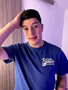 Snapshot of Goldenknight33 chatting on 12-17-25, 05:07 Goldenknight33 online show from 12-17-25, 05:07